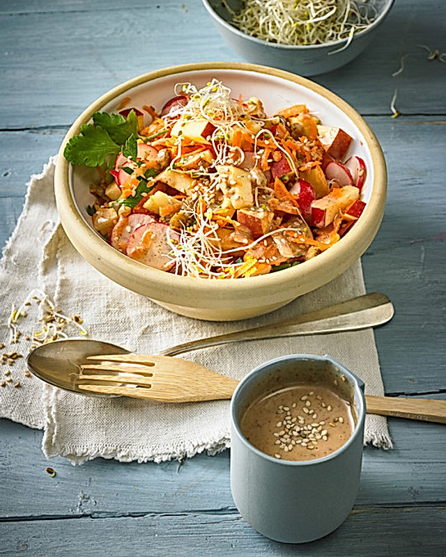 Apfel-Karotten-Salat mit Sesam-Dressing