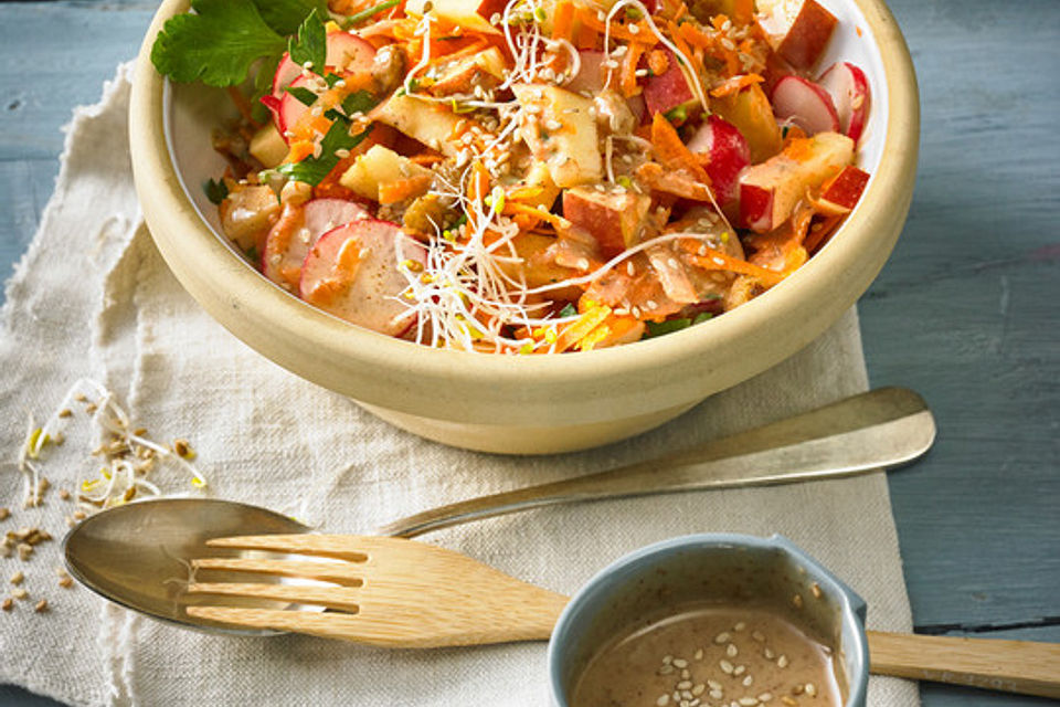 Apfel-Karotten-Salat mit Sesam-Dressing