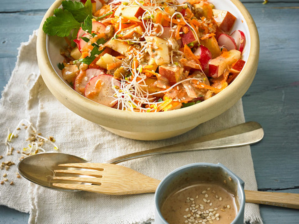 Apfel-Karotten-Salat mit Sesam-Dressing von pralinchen| Chefkoch