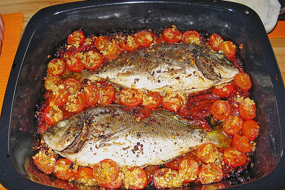 Gebackene Dorade mit Tomaten und Champignons