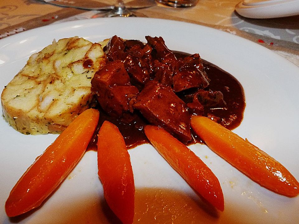 Kaninchengulasch mit Serviettenknödel