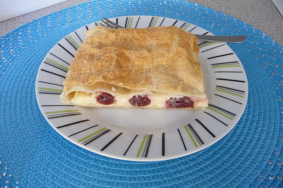 Strudel mit Kirschen und Mandelquark