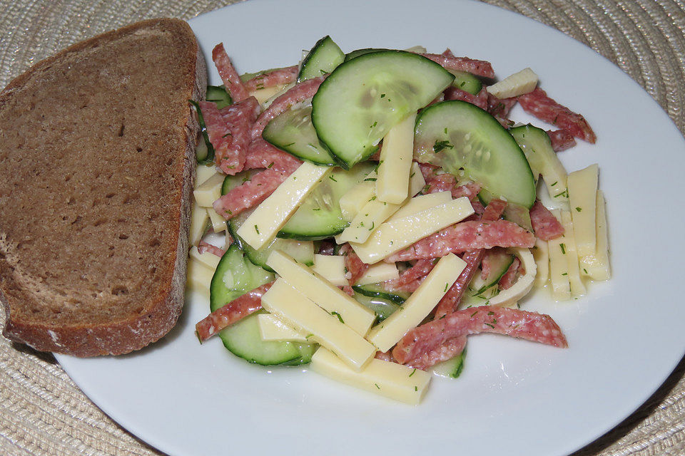 Herzhafter Wurstsalat mit Käse