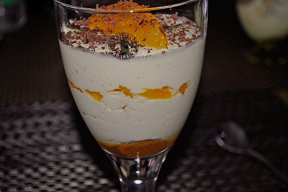 Feines Orangencreme-Dessert