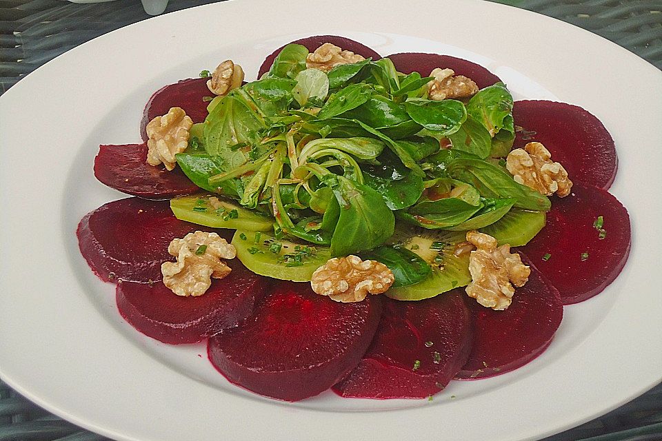 Herbstsalat mit Kiwi und Walnüssen