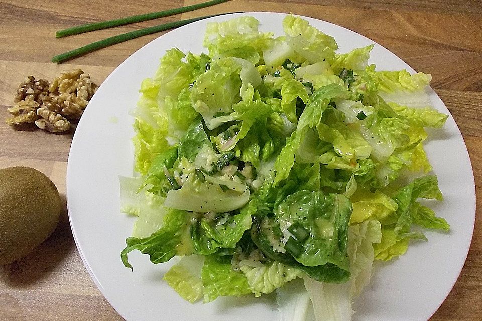 Herbstsalat mit Kiwi und Walnüssen