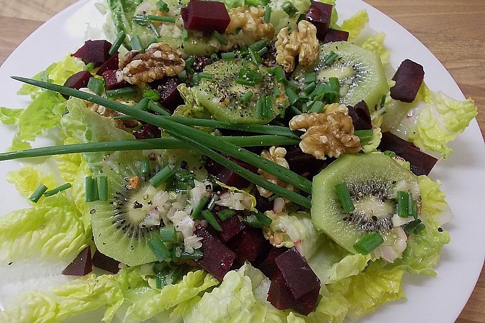 Herbstsalat mit Kiwi und Walnüssen