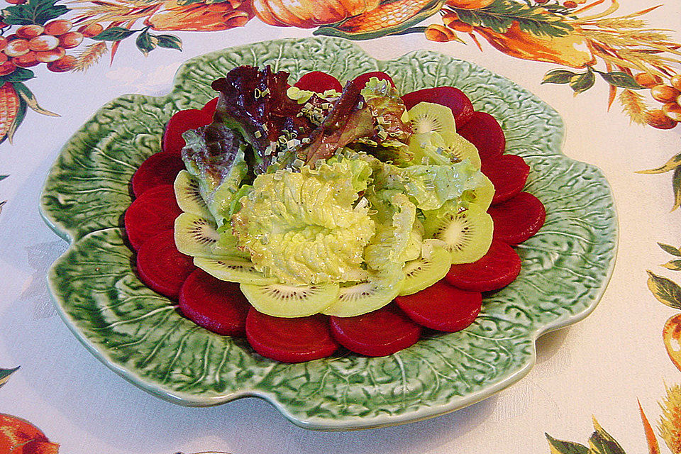 Herbstsalat mit Kiwi und Walnüssen