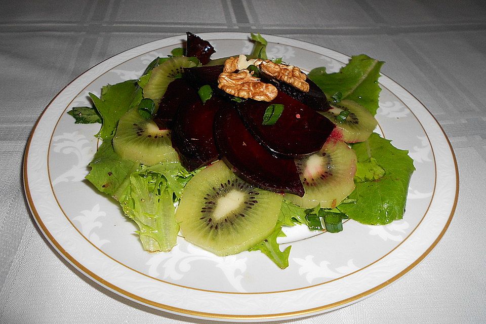 Herbstsalat mit Kiwi und Walnüssen