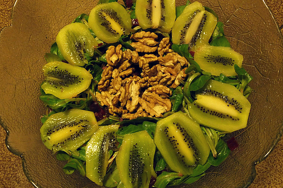 Herbstsalat mit Kiwi und Walnüssen