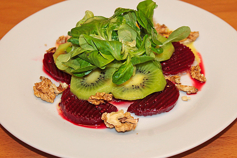 Herbstsalat mit Kiwi und Walnüssen