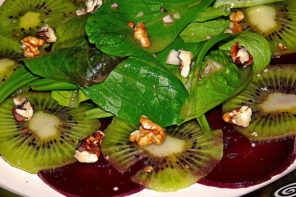 Herbstsalat mit Kiwi und Walnüssen