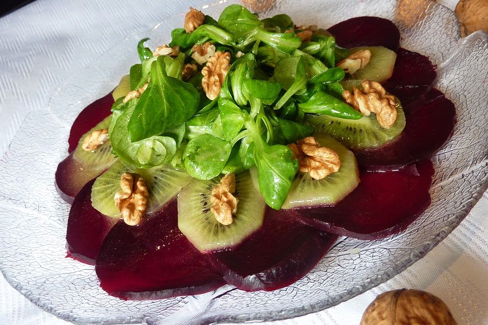 Herbstsalat mit Kiwi und Walnüssen