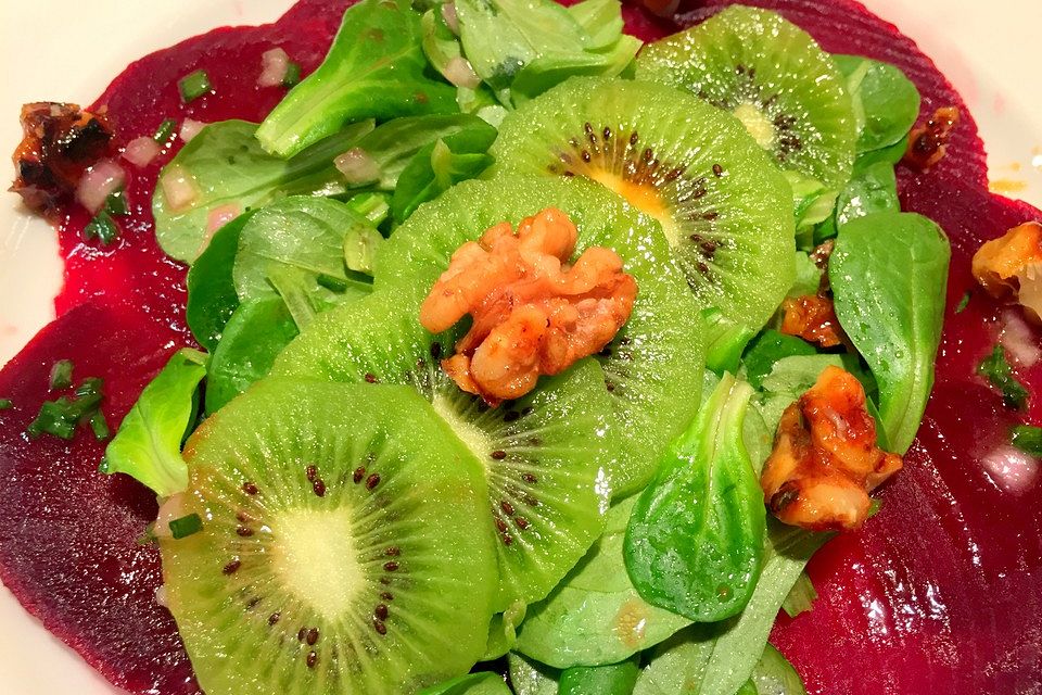 Herbstsalat mit Kiwi und Walnüssen