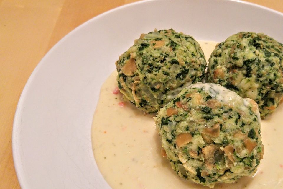 Spinatknödel mit Gorgonzolasauce