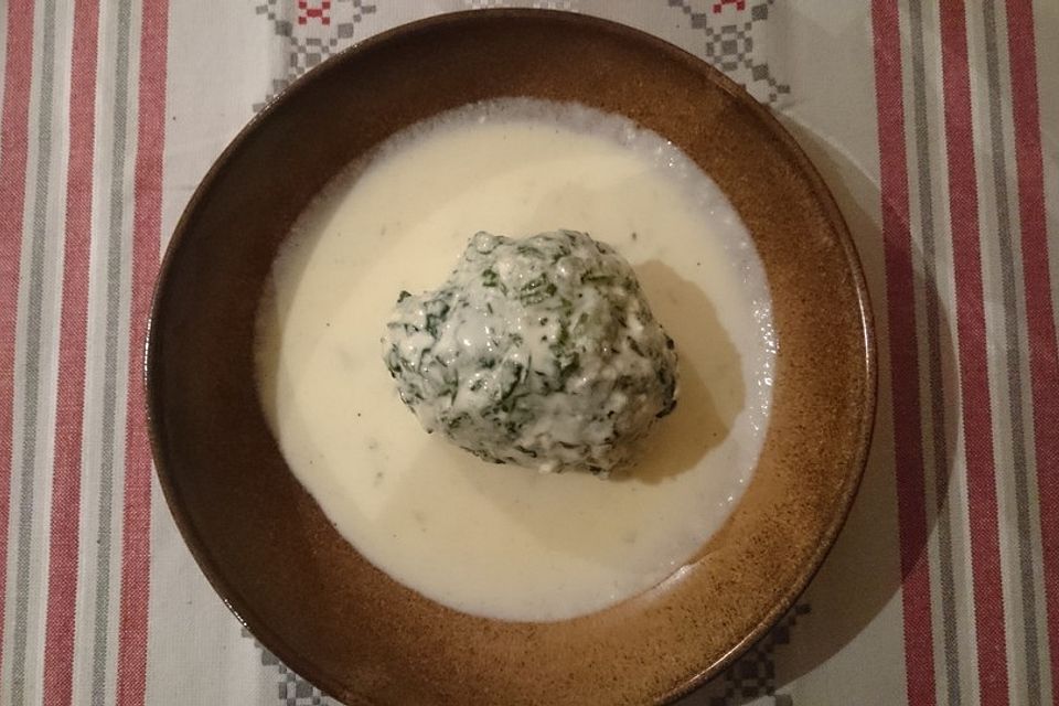 Spinatknödel mit Gorgonzolasauce