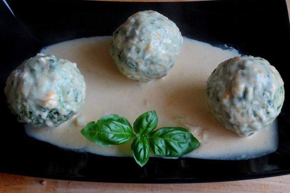 Spinatknödel mit Gorgonzolasauce