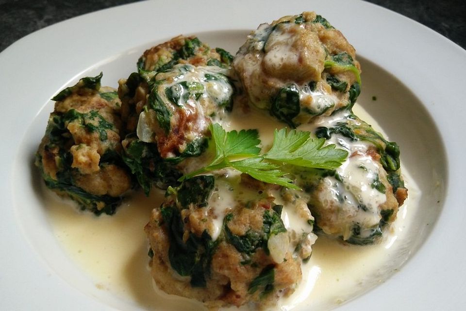 Spinatknödel mit Gorgonzolasauce