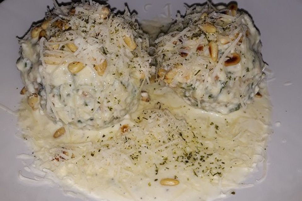 Spinatknödel mit Gorgonzolasauce