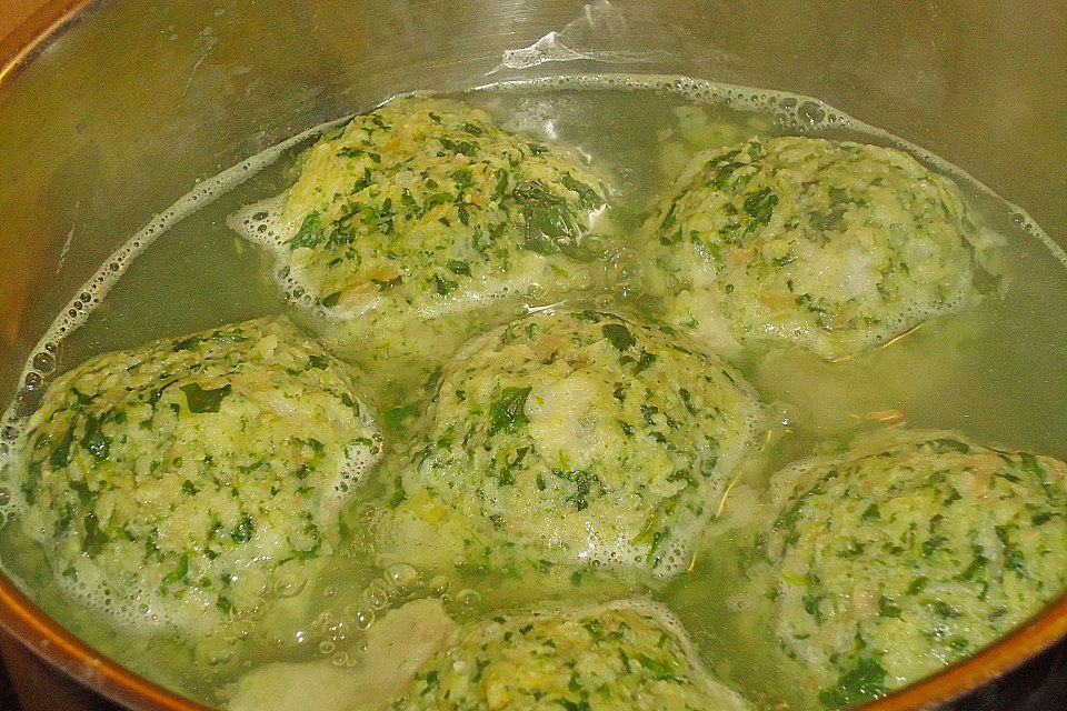 Spinatknödel mit Gorgonzolasauce