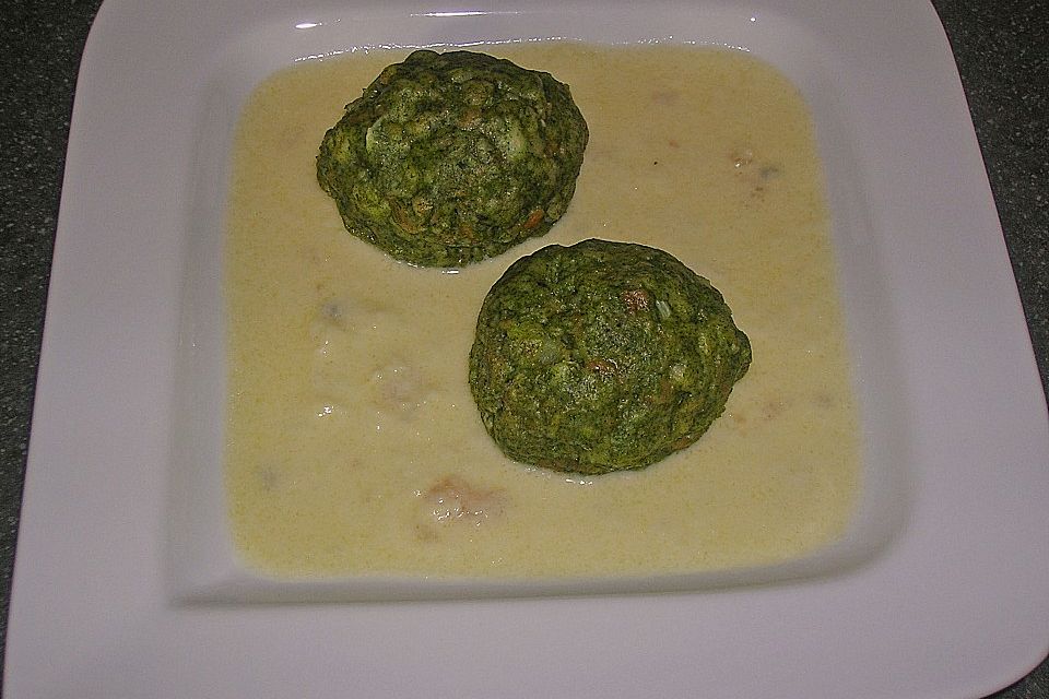 Spinatknödel mit Gorgonzolasauce