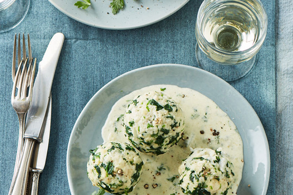 Spinatknödel mit Gorgonzolasauce