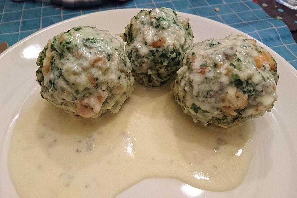 Spinatknödel mit Gorgonzolasauce