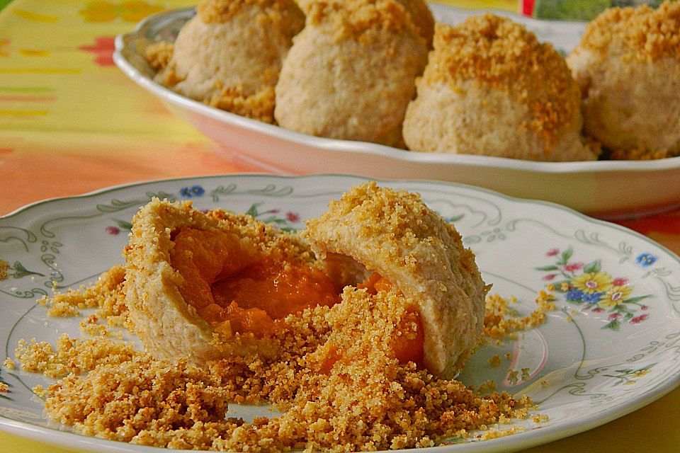 Marillenknödel mit Mandelbrösel