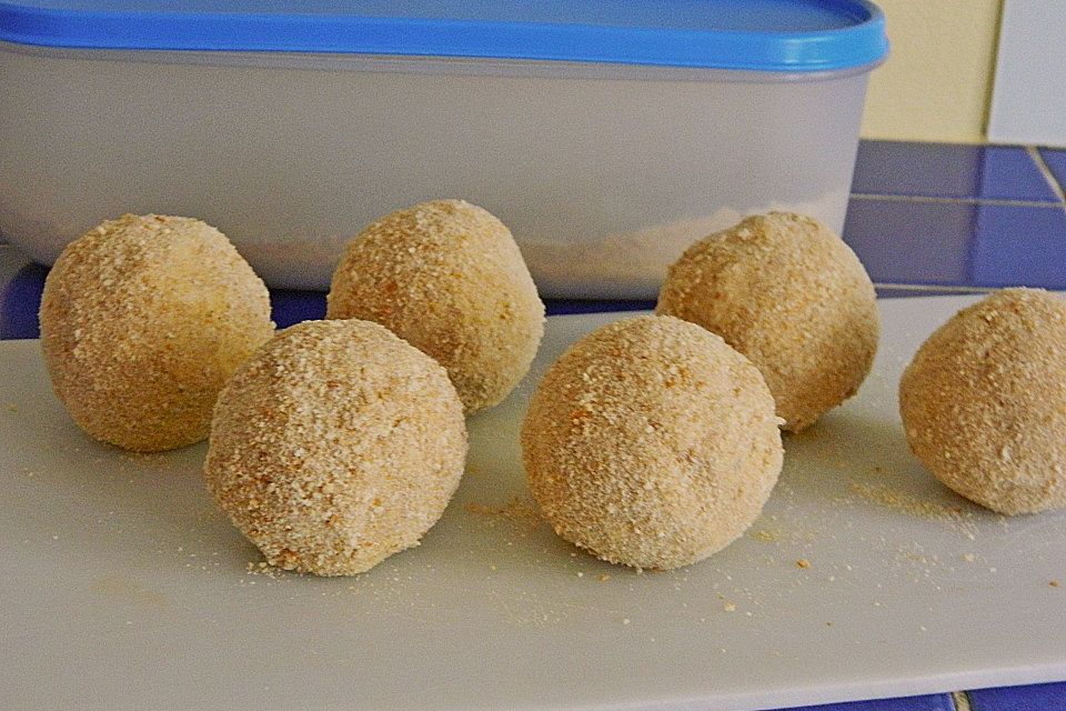 Marillenknödel mit Mandelbrösel