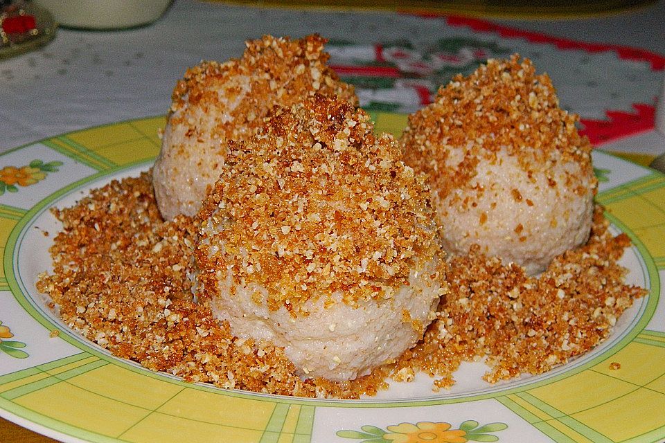 Marillenknödel mit Mandelbrösel