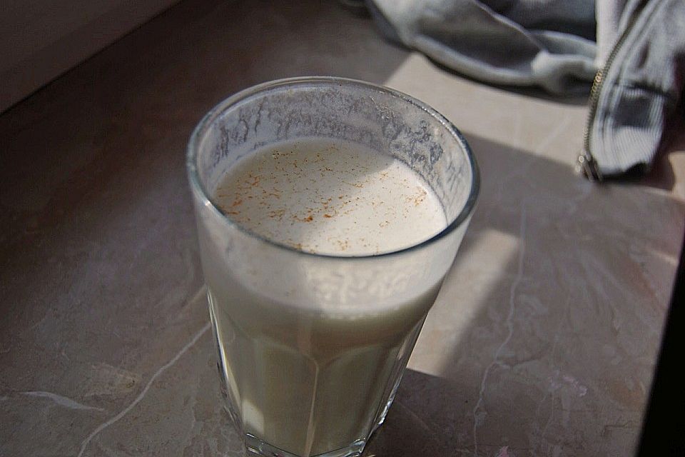 Bananen-Ingwer-Milch mit Kokos und Zimt