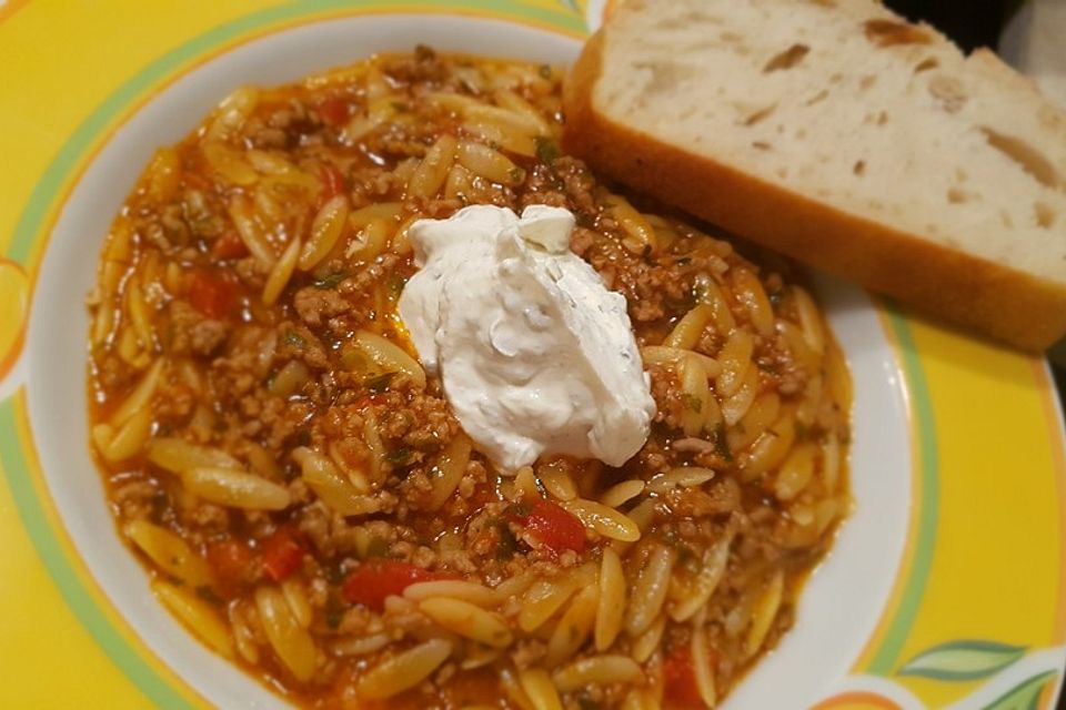 Türkische Nudelsuppe mit Hackfleisch