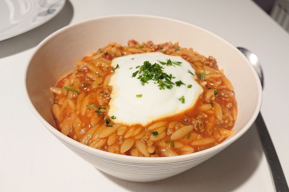 Türkische Nudelsuppe mit Hackfleisch