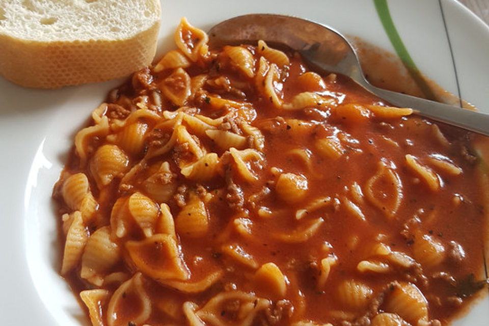 Türkische Nudelsuppe mit Hackfleisch