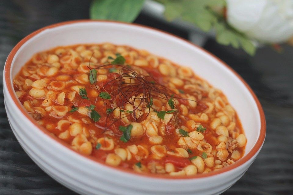 Türkische Nudelsuppe mit Hackfleisch