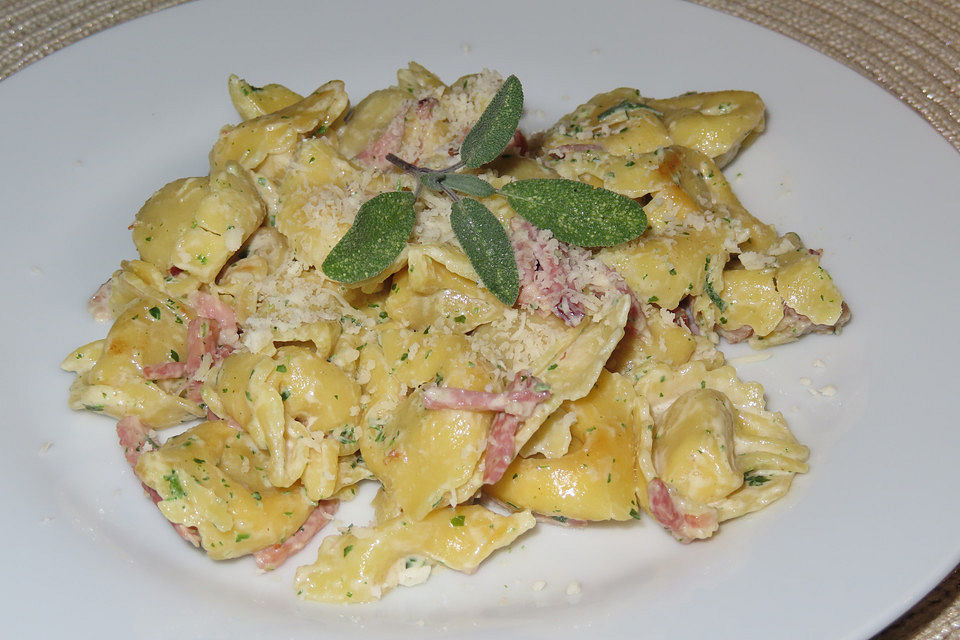 Tortellini mit Sahnesauce und Salbei