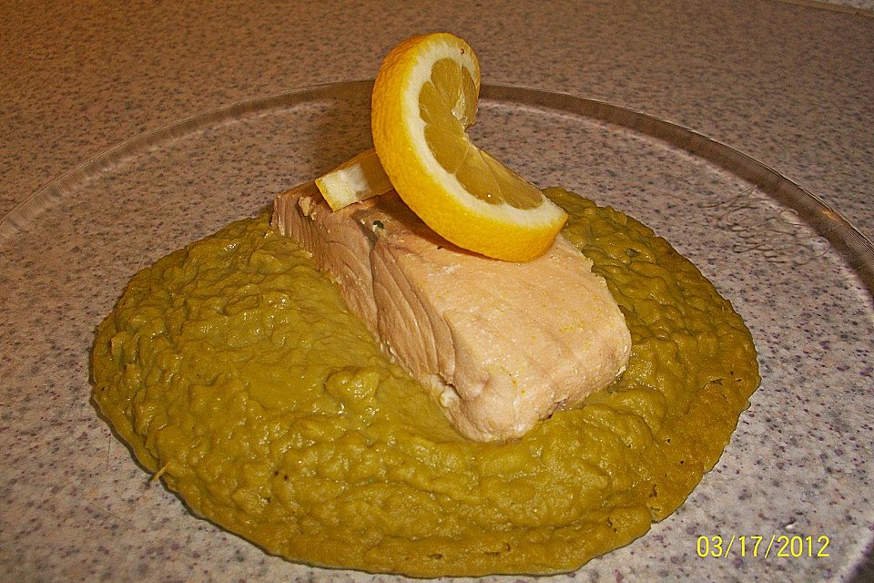 Lachsfilet an Erbsenpüree