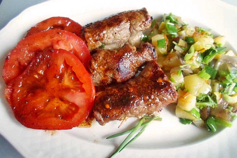 Rinderrouladen mit Senf, Bacon, Zwiebeln und Essiggurken Rinderrouladen mit Senf, Bacon, Zwiebeln und Essiggurken