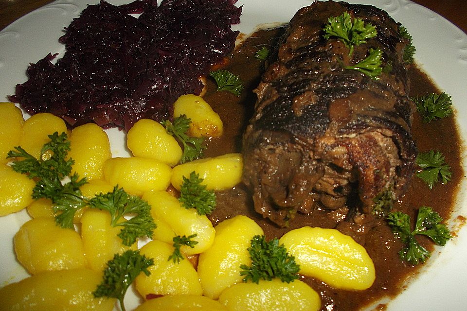 Rinderrouladen mit Senf, Bacon, Zwiebeln und Essiggurken Rinderrouladen mit Senf, Bacon, Zwiebeln und Essiggurken