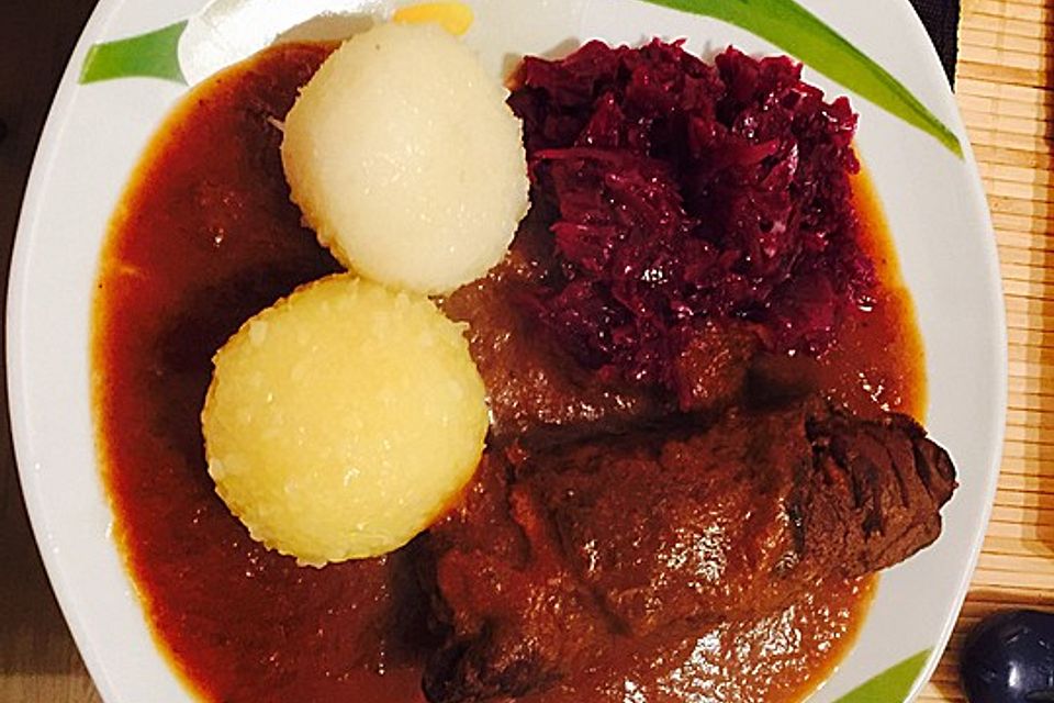 Rinderrouladen mit Senf, Bacon, Zwiebeln und Essiggurken Rinderrouladen mit Senf, Bacon, Zwiebeln und Essiggurken