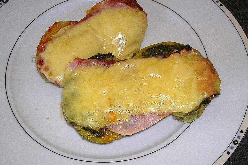 Pestokartoffeln mit Schinken und Käse überbacken