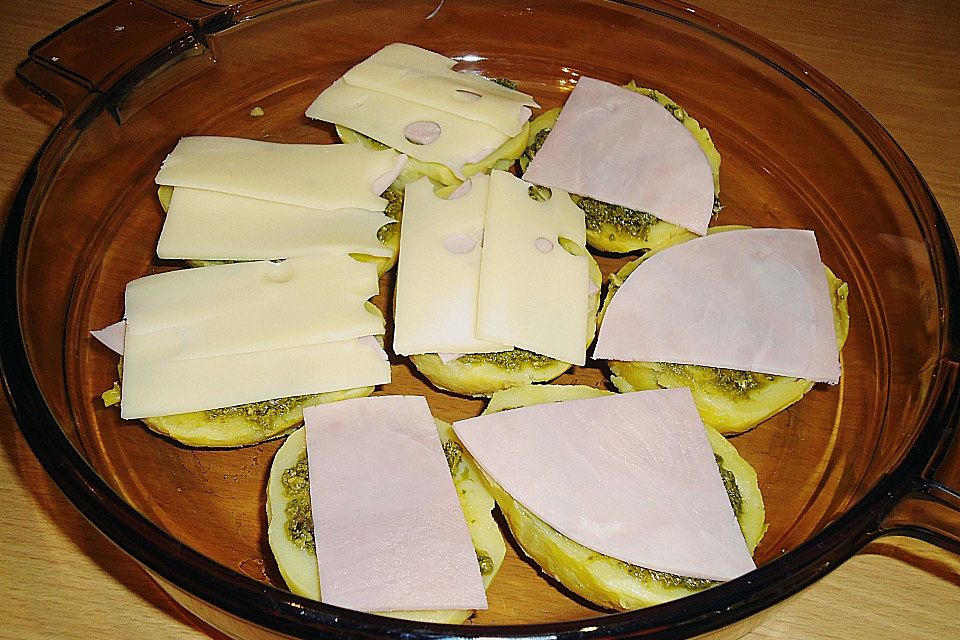 Pestokartoffeln mit Schinken und Käse überbacken