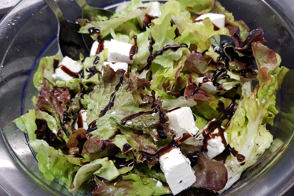 Salat mit Feta und getrockneten Tomaten