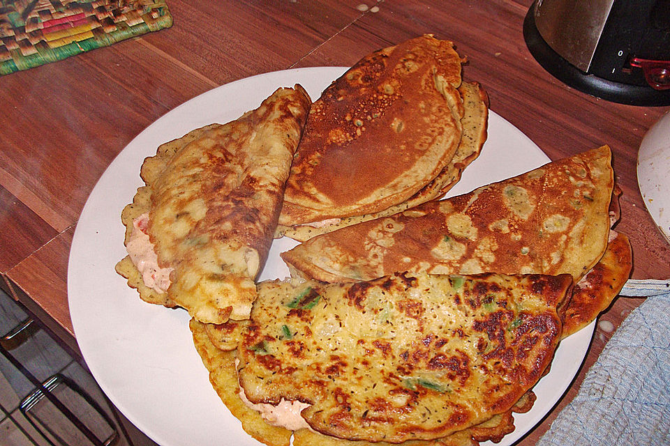 Kräuter-Crêpes mit Tomaten-Ziegenkäsefüllung