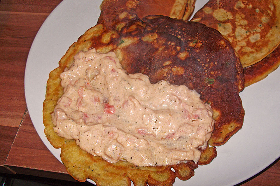 Kräuter-Crêpes mit Tomaten-Ziegenkäsefüllung