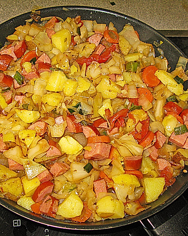 Kartoffeleintopf mit Würstchen