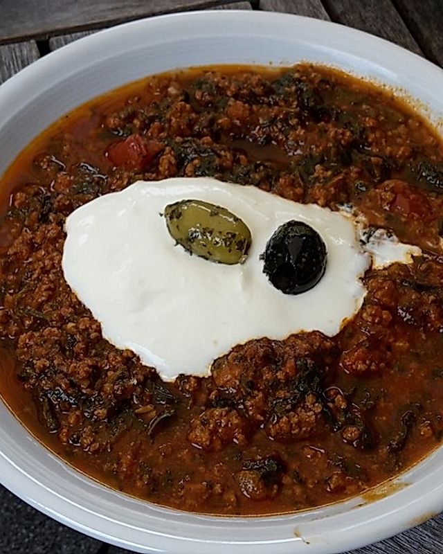 Türkischer Eintopf mit Blattspinat und Joghurtsoße