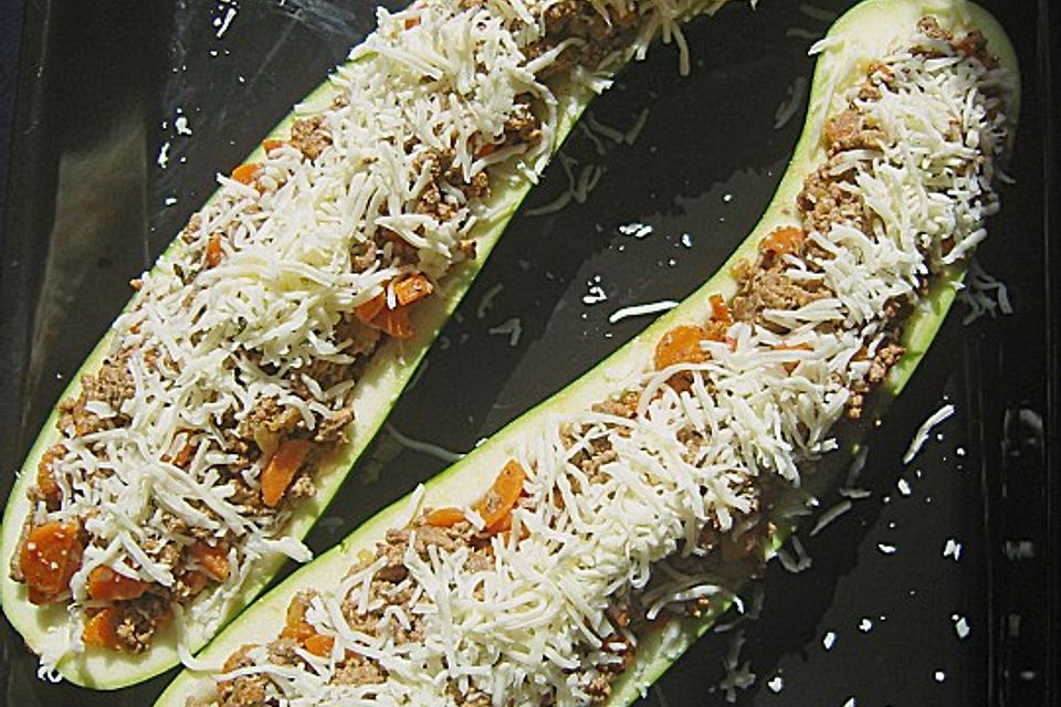 Gefüllte Riesen-Zucchini überbacken