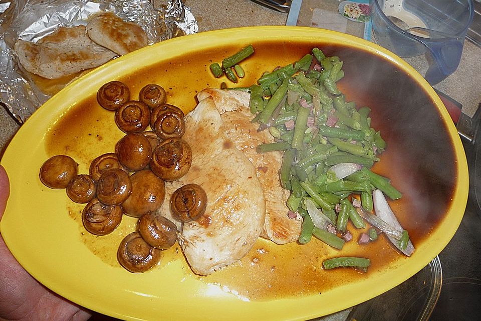 Putensteak mit Balsamico, Egerlingen und Bohnen