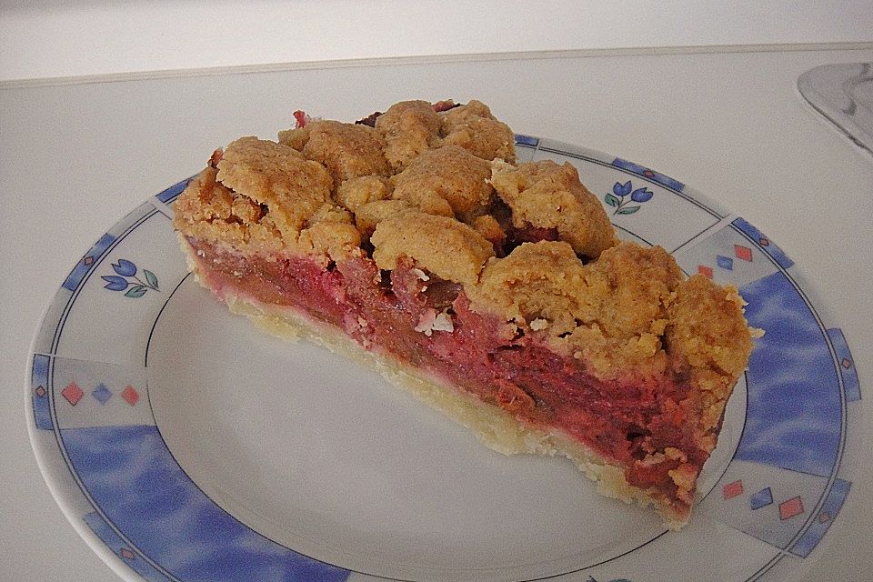 Strawberry Rhubarb Crumb Pie